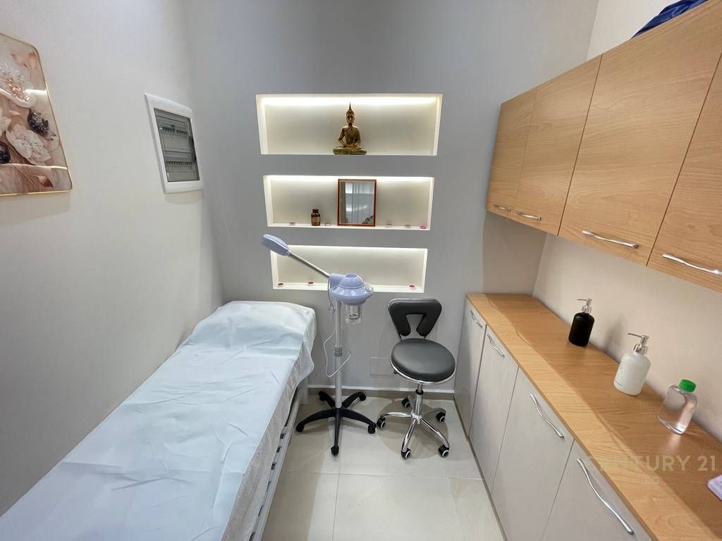 HAIRDRESSER/BEAUTY SPACE NEAR 21 DECEMBER