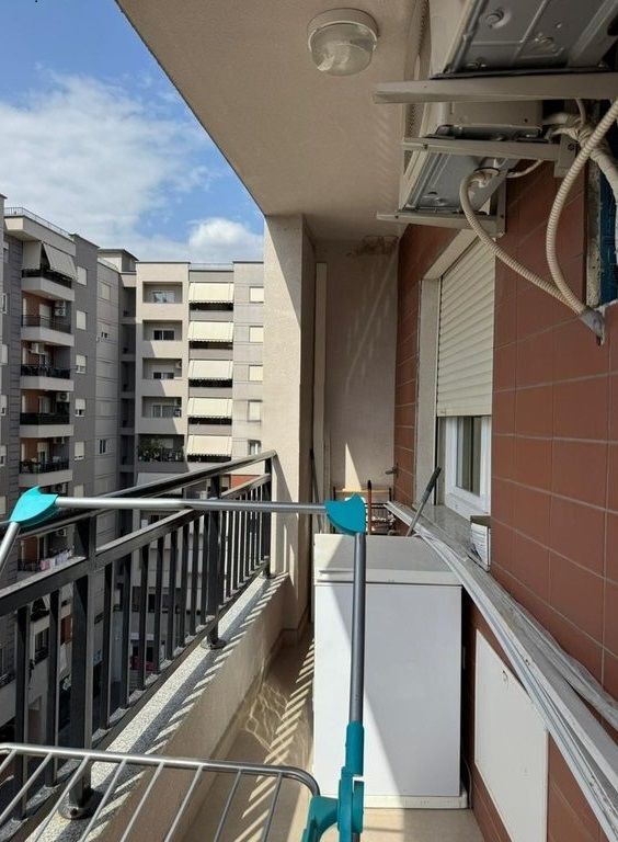 APARTAMENT PER SHITJE TEK VILA L !