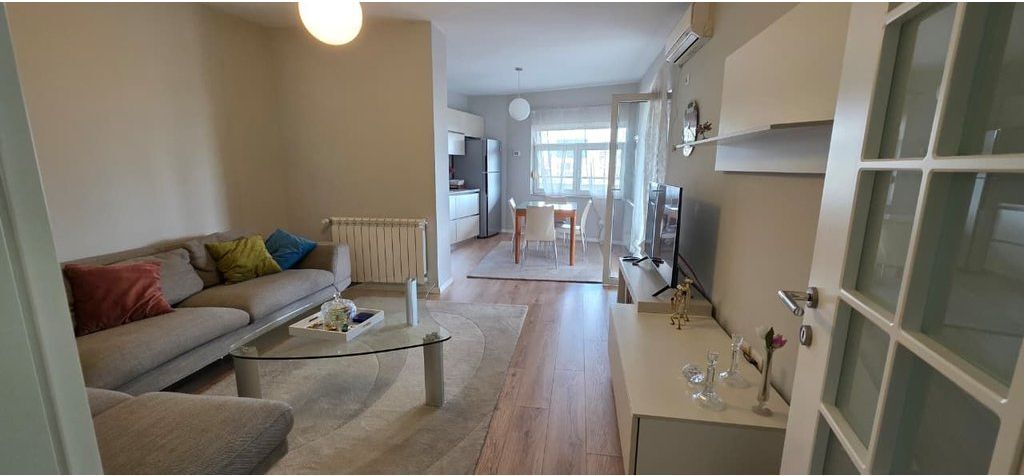 NË HYRJE DON BOSKO – PRANË ZOGUT TË ZI! SUPER APARTAMENT 2+1+2 ME VERANDË|26 m² | PËR SHITJE! (VIDEO)