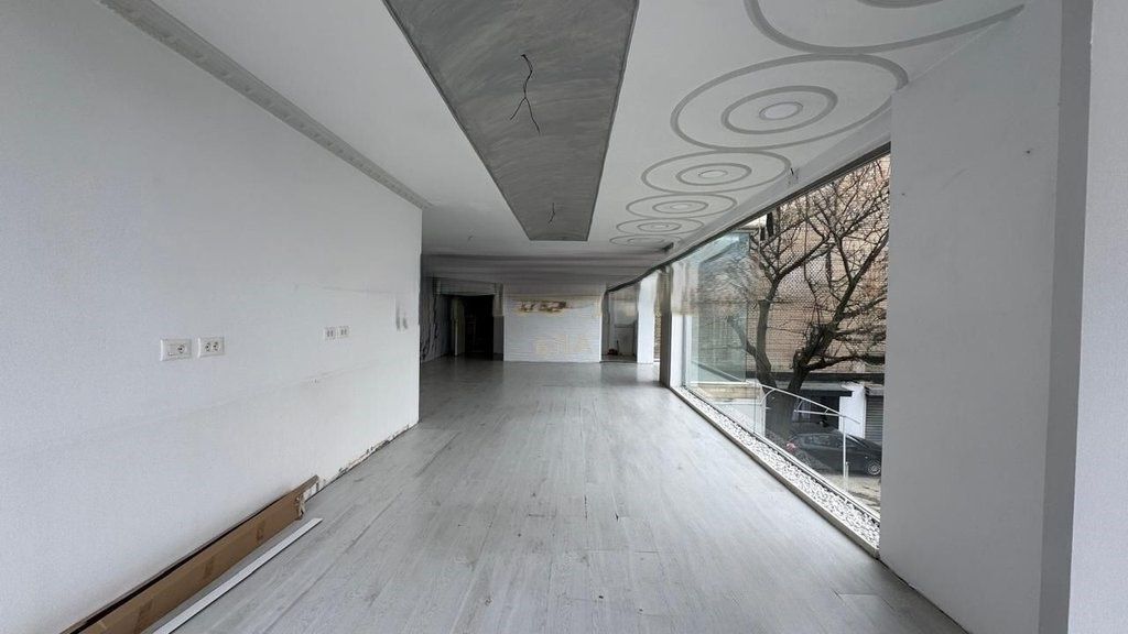 Jepet ambient komercial buze rruge prane 21 Dhjetorit!