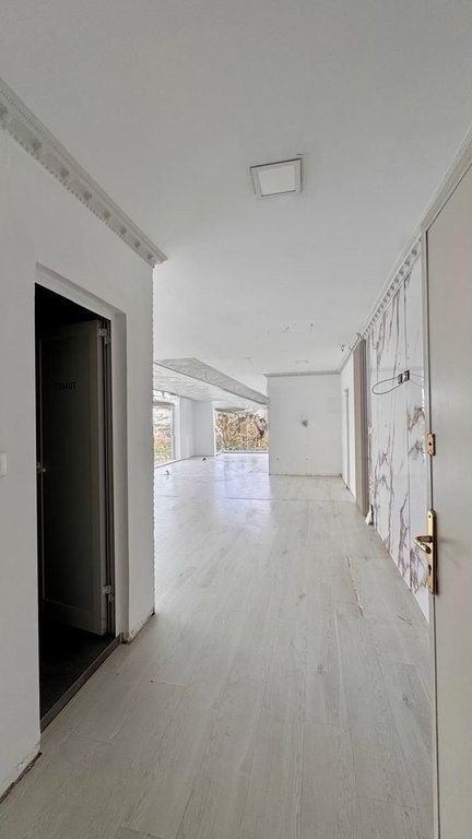 Jepet ambient komercial buze rruge prane 21 Dhjetorit!