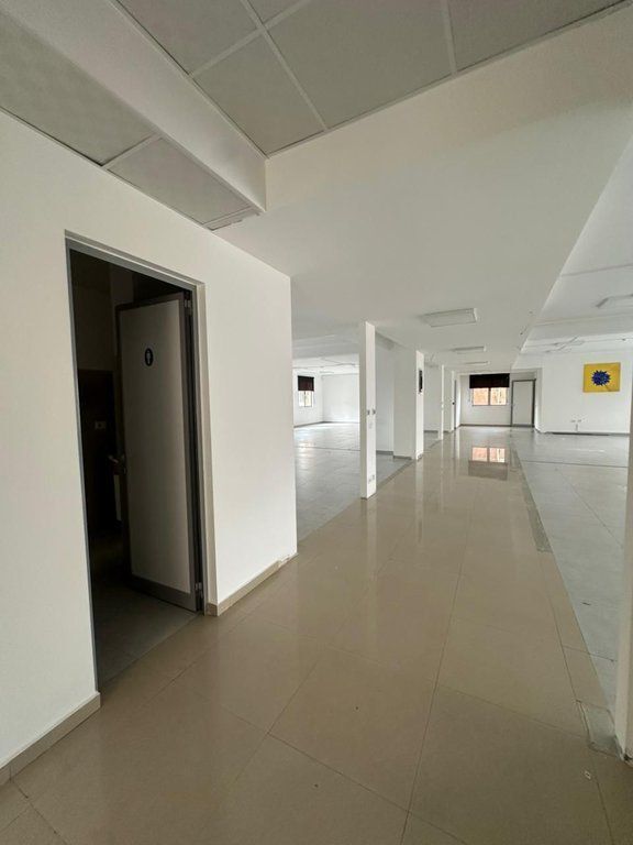 Si offre in affitto un edificio commerciale di 4 piani