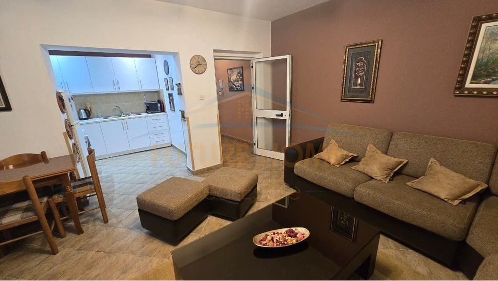 Qira, Shtëpi Private, Pazari i Ri, Tiranë