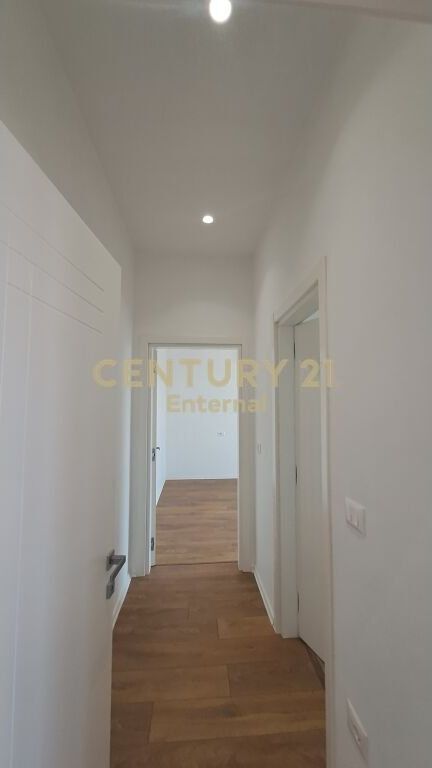 Zyre 2+1+Parkim per qira te Garden Buildin