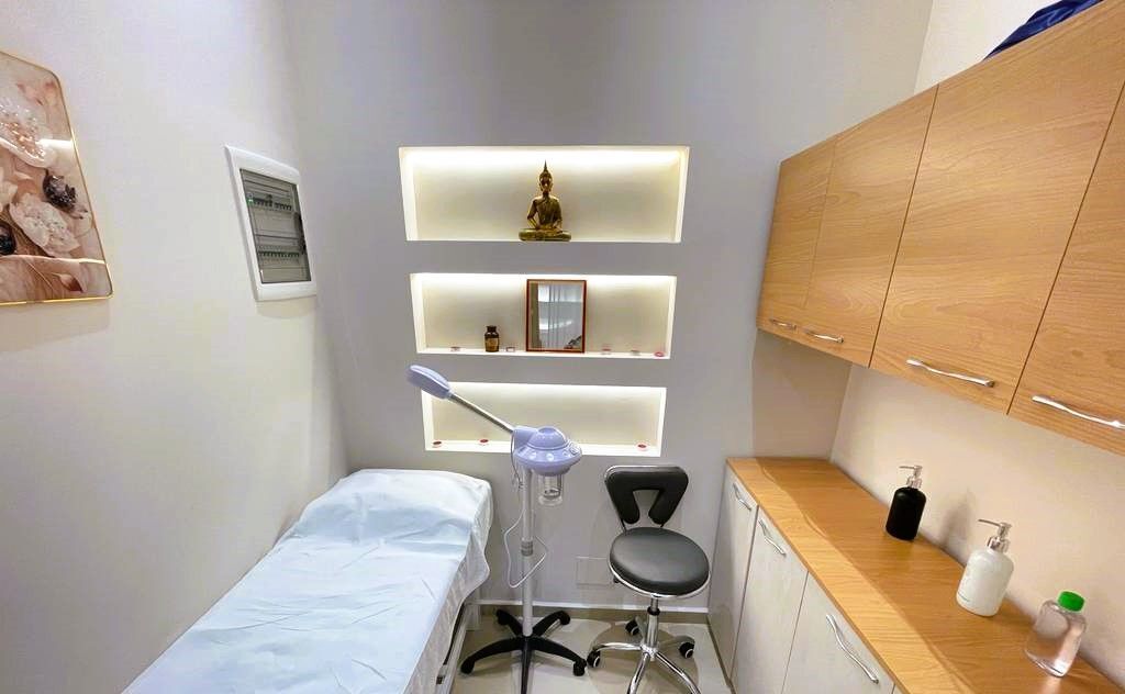 HAIRDRESSING / BEAUTY SPACE FOR RENT NEAR SQUARE 21, KAVAJËS STREET