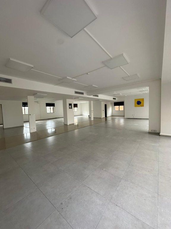 Si offre in affitto un edificio commerciale di 4 piani