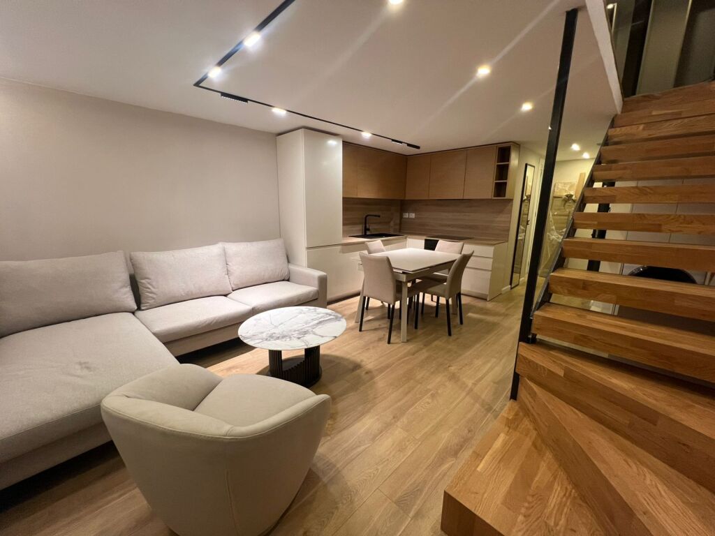 Prane Pallatit me Shigjeta, jepet me qera apartament 1+1 (Duplex)