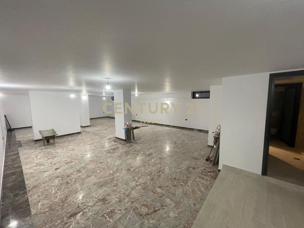 LOCALE COMMERCIALE IN AFFITTO - 200m², NEL CUORE DI BLLOKU!