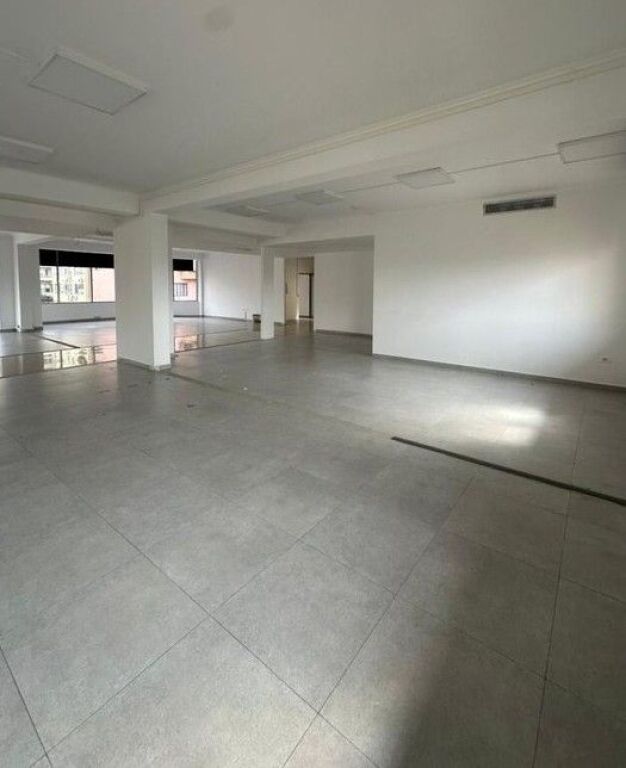 Affitto, edificio di 4 piani, Via Kavaja, Tirana.