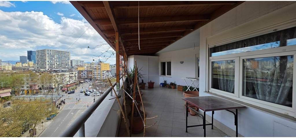 NË HYRJE DON BOSKO – PRANË ZOGUT TË ZI! SUPER APARTAMENT 2+1+2 ME VERANDË|26 m² | PËR SHITJE! (VIDEO)