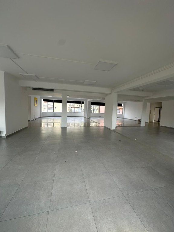 Si offre in affitto un edificio commerciale di 4 piani