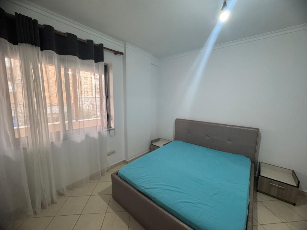 👉 Apartment 2+1 for rent 📍 Astir / behind Kafe Artistit 🏢 2nd floor with elevator 📐 Area 124 m² with veranda  ✨ Regular layout, spacious environment 🍽️ Kitchen and living room fully furnished 🌞 With natural lighting and balcony  👨‍👩‍👧‍👦 Suitable for families 🚫 No pets allowed  💶 Price: 500€ (negotiable)