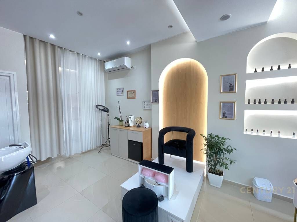 HAIRDRESSER/BEAUTY SPACE NEAR 21 DECEMBER