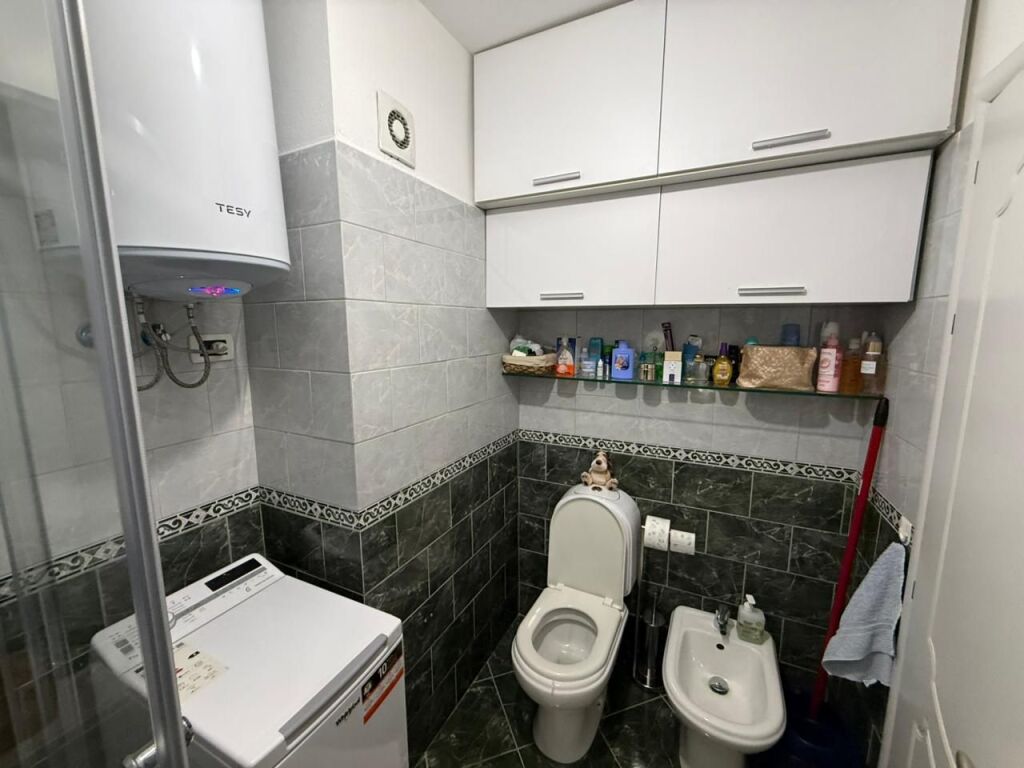 🏢 Apartment 2+1 for sale at Ish Parku – Ndre Mjeda Street  📍 Location: Ish Parku, Ndre Mjeda Street 📐 Area: 80.1 m² 🏢 Floor: 3 🛗 Building with 2 elevators 🛋️ Apartment sold furnished 💶 175,000 euros