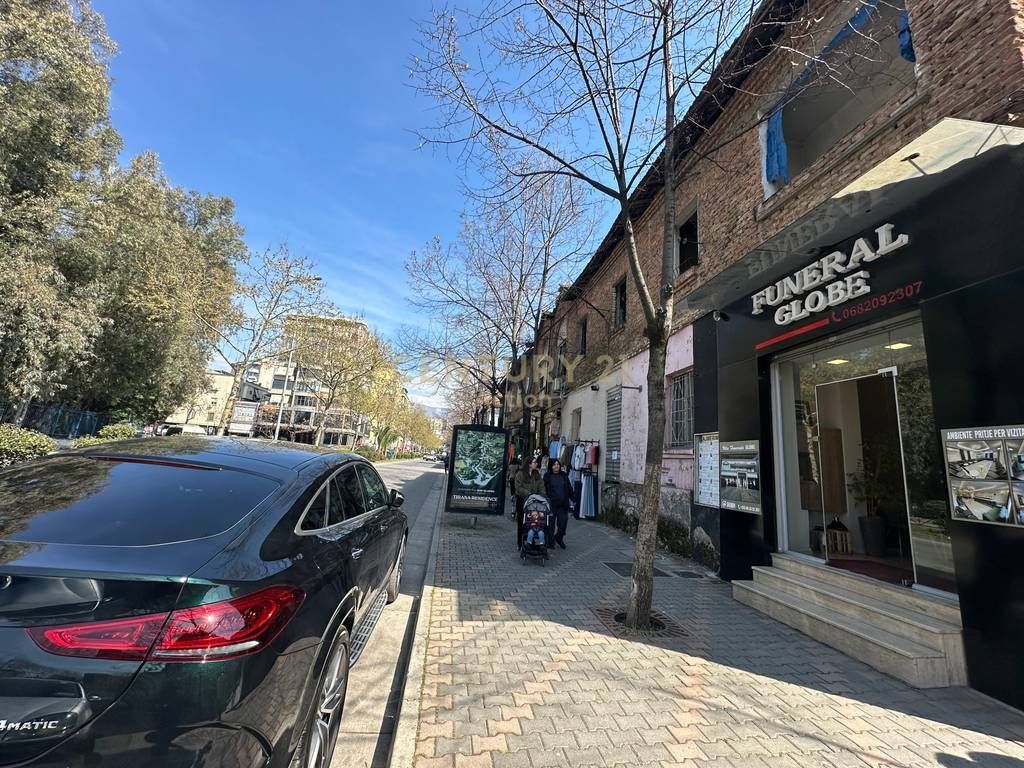 Locale commerciale in affitto. Di fronte allo stadio “Selman Stermasi”.