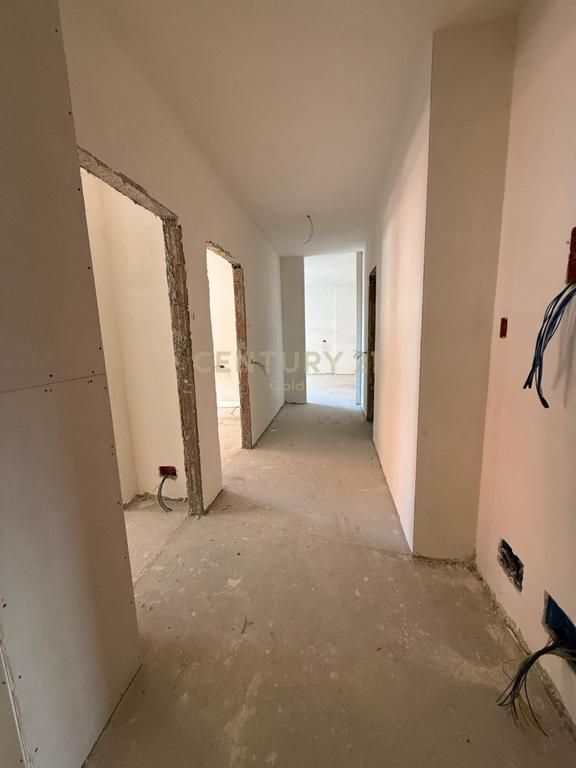 VENDESI APPARTAMENTO 3+1+2+POSTO AUTO AL METROPOLITAN RESIDENCE A KAMEZ! (SIMA COM)