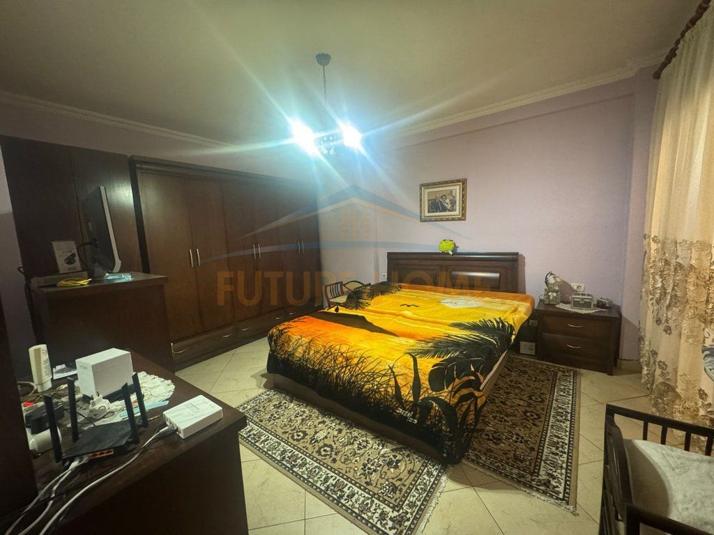 Shitet apartament 2+1+2 komuna e parisit