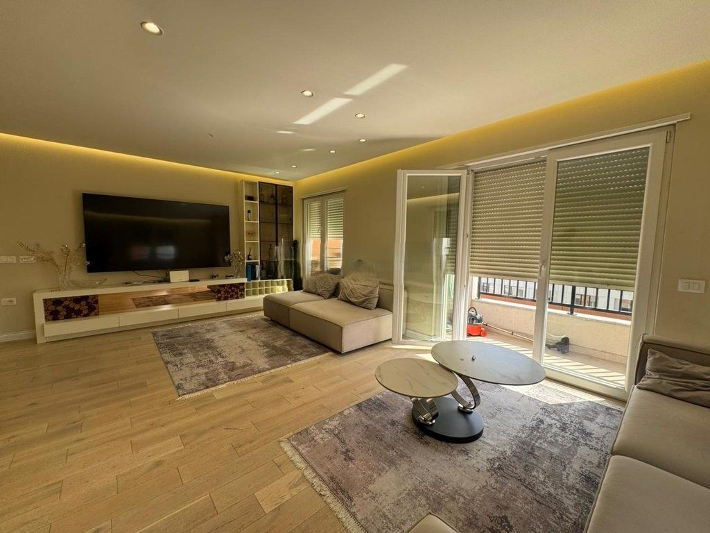 APARTAMENT PER SHITJE TEK VILA L !