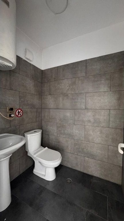 Jepet ambient komercial buze rruge prane 21 Dhjetorit!