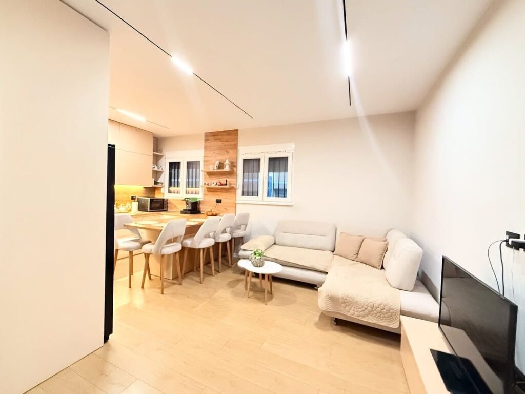 🏡 Jepet me qira apartament 2+1+2 tek Rruga e Dibrës, pranë Shkollës së Bashkuar