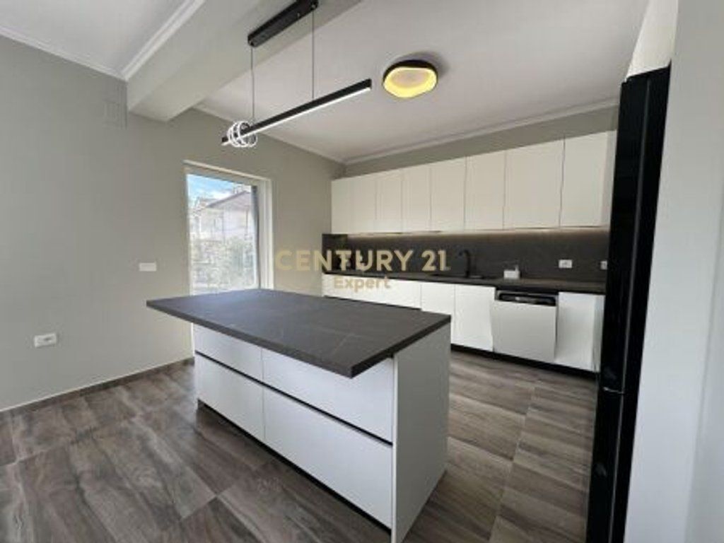 VENDESI APPARTAMENTO 3+1+2 CON POSTO AUTO PRESSO IL COMPLESSO NOBIS