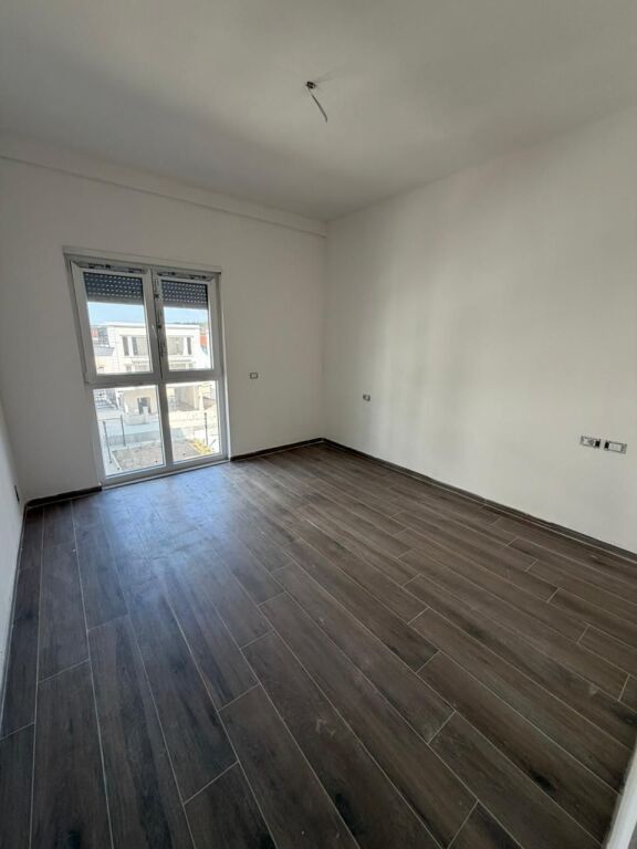 Shitet Apartament 2+15+2 tualete &amp; Garderobe Tirana Porta e Re