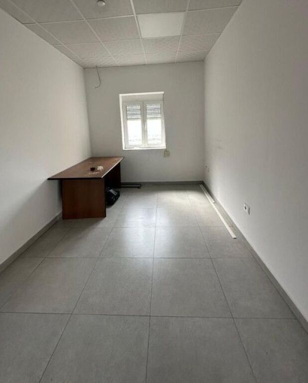 Affitto, edificio di 4 piani, Via Kavaja, Tirana.