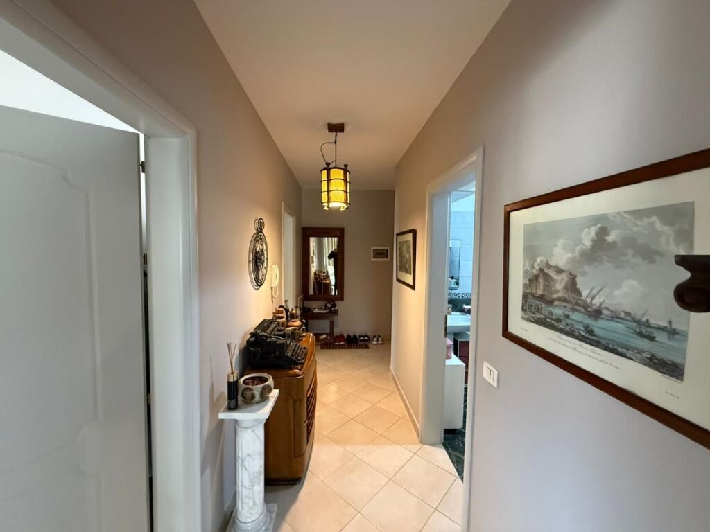 🏢 Apartment 2+1 for sale at Ish Parku – Ndre Mjeda Street  📍 Location: Ish Parku, Ndre Mjeda Street 📐 Area: 80.1 m² 🏢 Floor: 3 🛗 Building with 2 elevators 🛋️ Apartment sold furnished 💶 175,000 euros