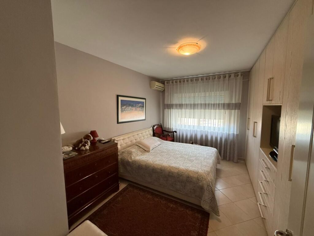 🏢 Apartment 2+1 for sale at Ish Parku – Ndre Mjeda Street  📍 Location: Ish Parku, Ndre Mjeda Street 📐 Area: 80.1 m² 🏢 Floor: 3 🛗 Building with 2 elevators 🛋️ Apartment sold furnished 💶 175,000 euros