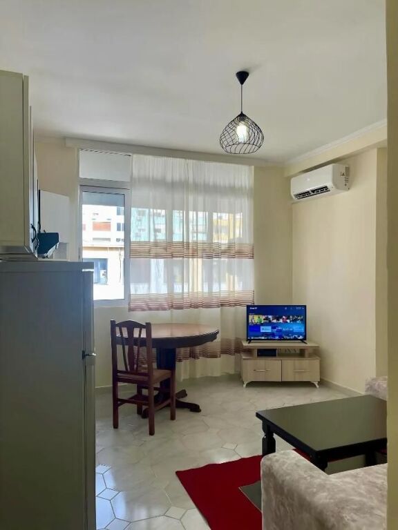 🏡 Appartamento 1+1 in affitto  📍 A soli 3 minuti dall'Ufficio Postale N. 8💰 Affitto mensile: 50.000 lek