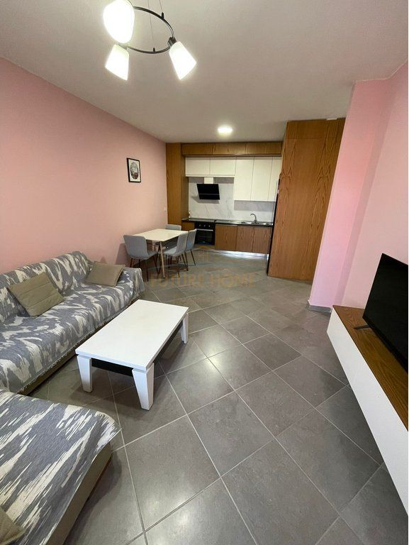 Ofrohet për qera apartament 1+1+Post Parkimi, Unaza e Re