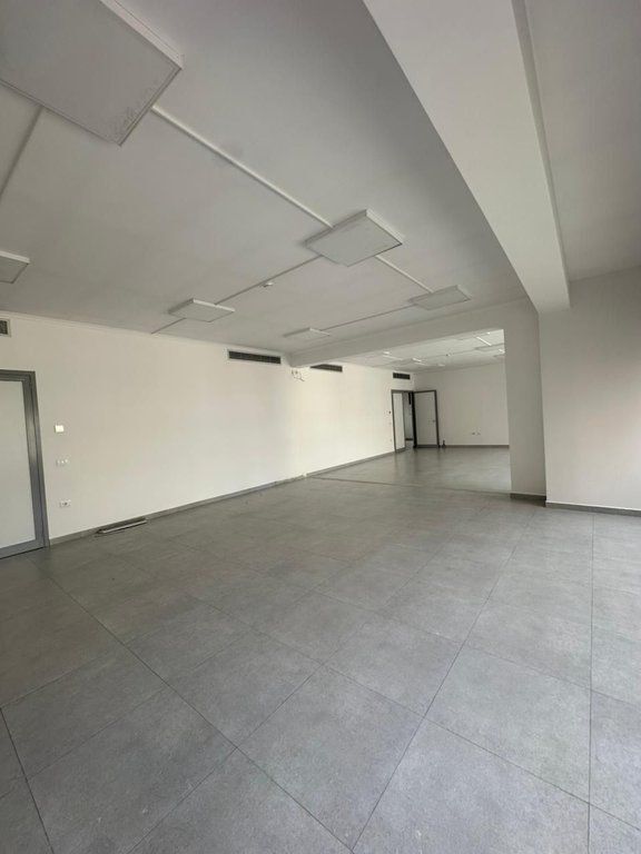 Si offre in affitto un edificio commerciale di 4 piani