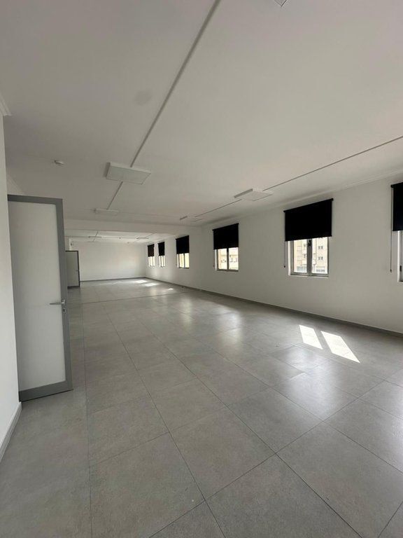 Si offre in affitto un edificio commerciale di 4 piani