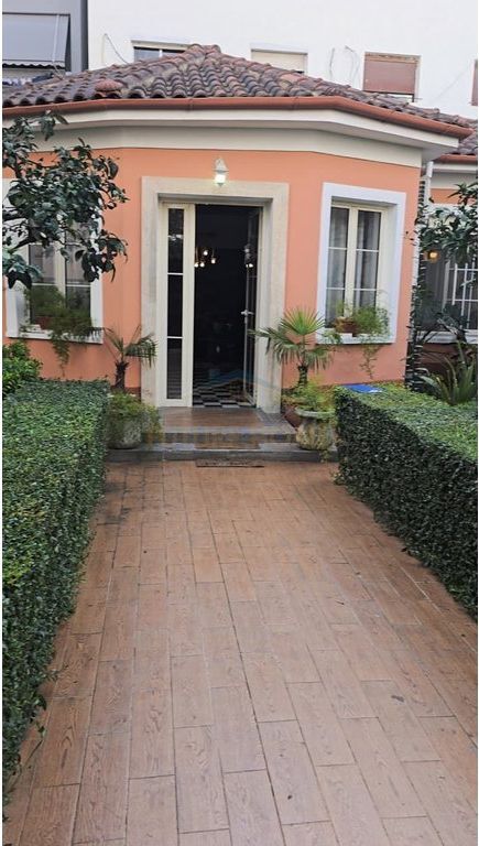 Qira, Shtëpi Private, Pazari i Ri, Tiranë
