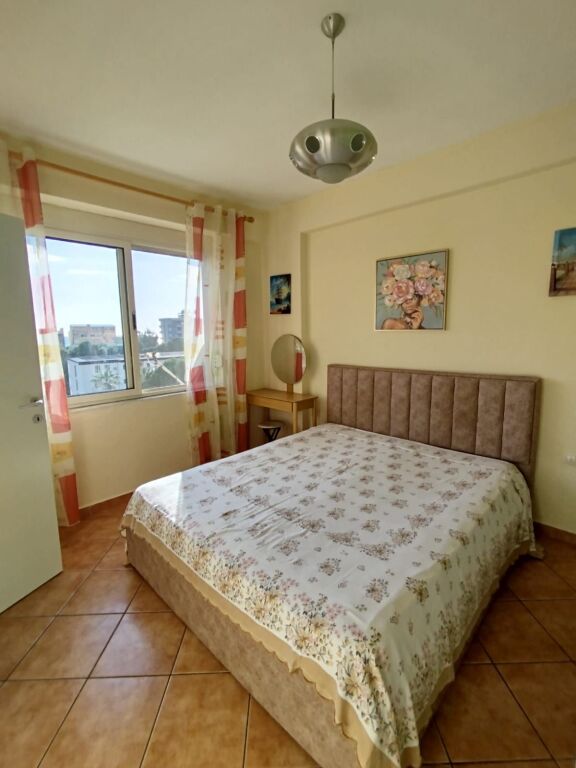 Jepet me qera apartament 1+1 përballë Kompleksi Florida.