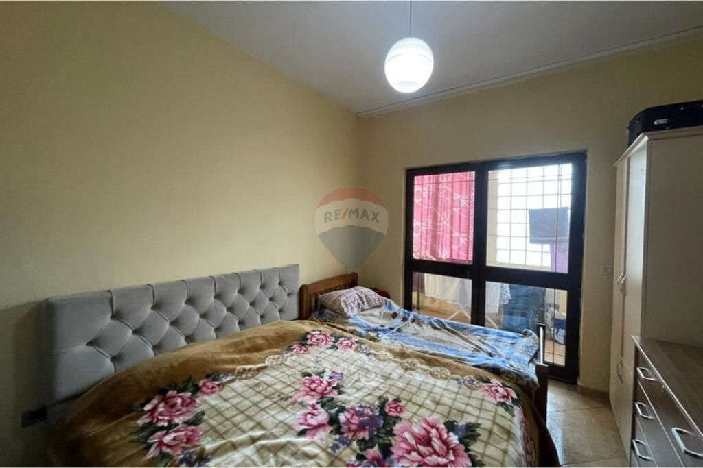 Shitet Apartament 1+1+Ballkon tek Mine Peza