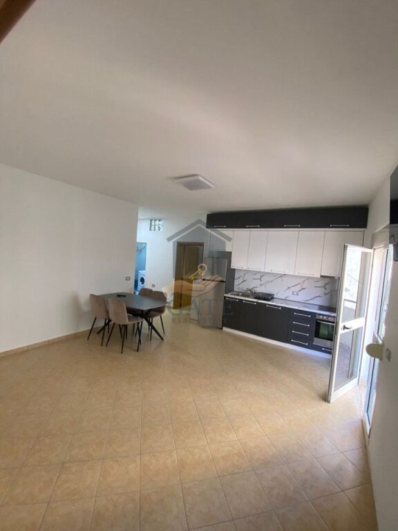 Jepet me qira apartament 2+1 + Post parkimi