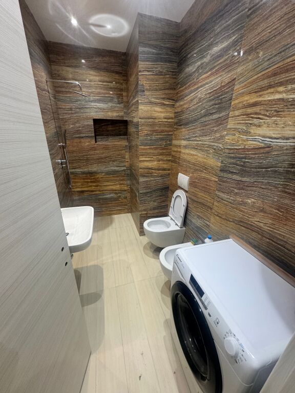 🏡 APARTAMENT 1+1 ME QERA – ISH STACIONI I TRENIT