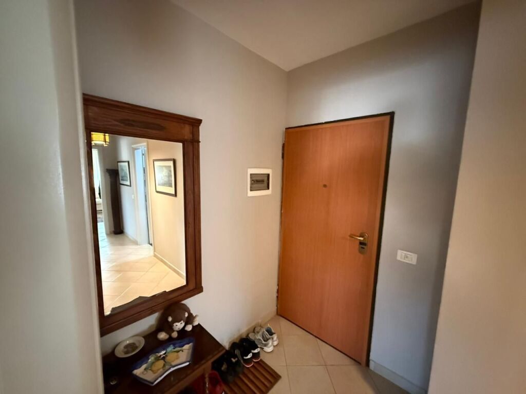 🏢 Apartment 2+1 for sale at Ish Parku – Ndre Mjeda Street  📍 Location: Ish Parku, Ndre Mjeda Street 📐 Area: 80.1 m² 🏢 Floor: 3 🛗 Building with 2 elevators 🛋️ Apartment sold furnished 💶 175,000 euros