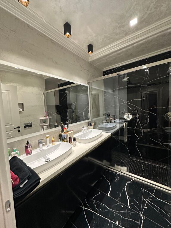 📍In Affitto SUPER Appartamento 2+1 con ampi spazi, situato in una delle residenze più esclusive di Tirana nel Complesso Delijorgji.