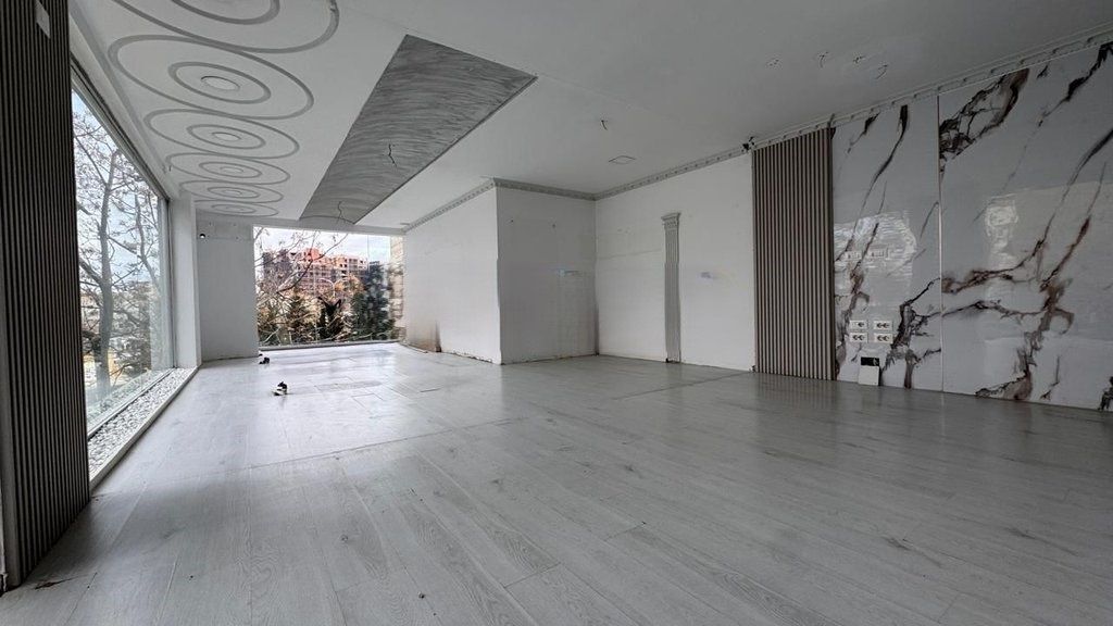 Jepet ambient komercial buze rruge prane 21 Dhjetorit!