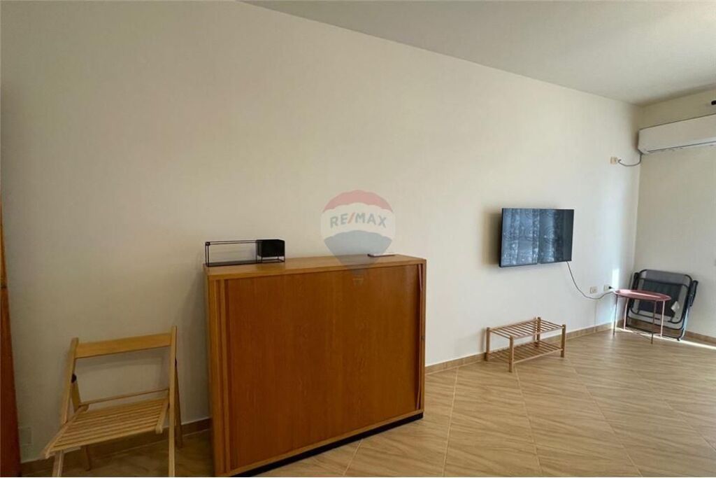 Apartament me qera , Rruga e Re