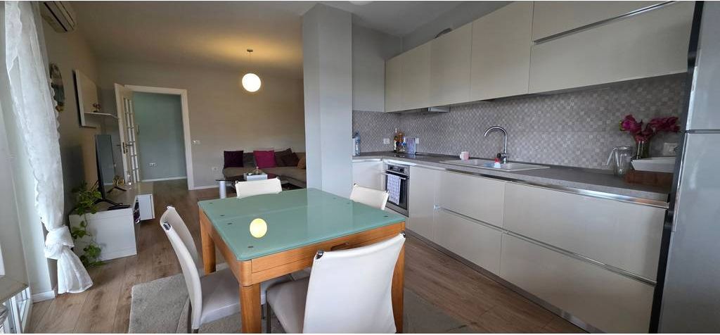 NË HYRJE DON BOSKO – PRANË ZOGUT TË ZI! SUPER APARTAMENT 2+1+2 ME VERANDË|26 m² | PËR SHITJE! (VIDEO)