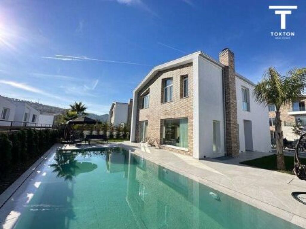 AFFITTO, VILLA DI LUSSO CON PISCINA + 2 POSTI AUTO, TEG.