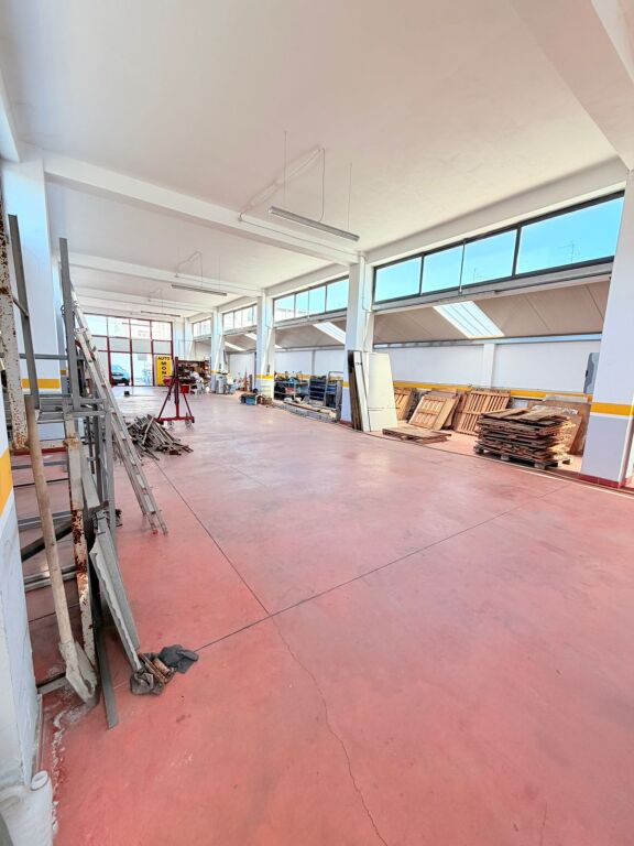 VENDESI MAGAZZINO SU DUE PIANI SHKOZET, DURRES