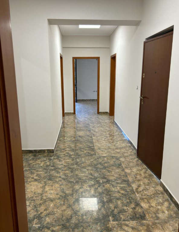 🏢 Ambient Zyre me Qira – Pranë Pazarit të Ri