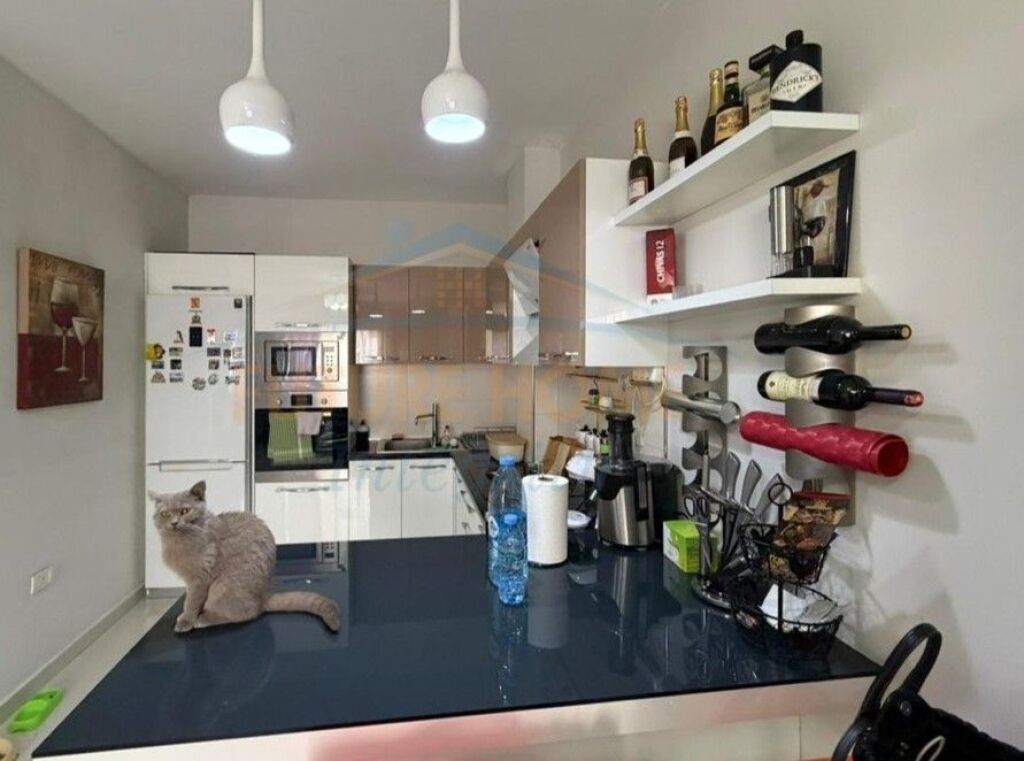 Shitet, Apartament 1+1, Unaza e Re, Tiranë.