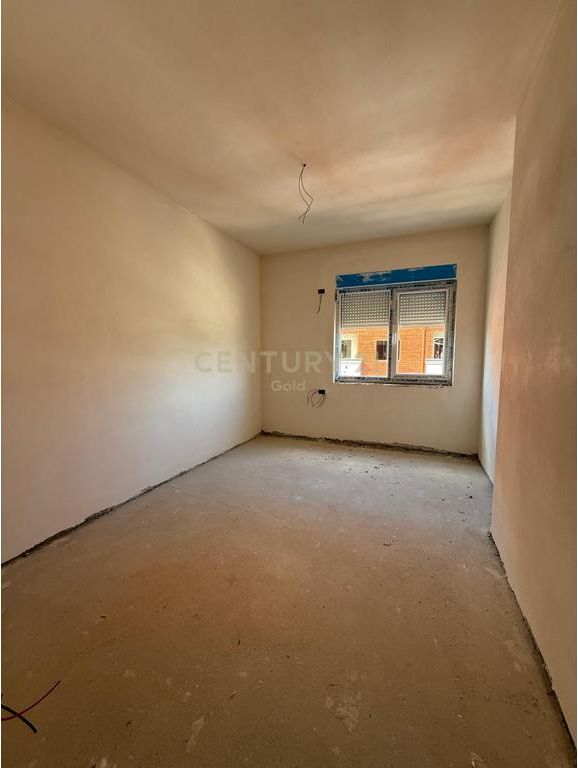 VENDESI APPARTAMENTO 3+1+2+POSTO AUTO PRESSO METROPOLITAN RESIDENCE A KAMEZ! (SIMA COM)