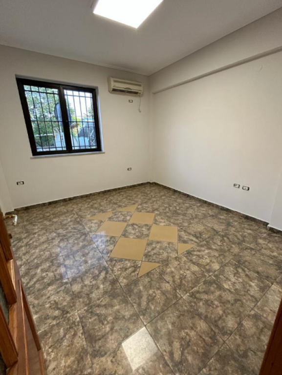 🏢 Ambient Zyre me Qira – Pranë Pazarit të Ri