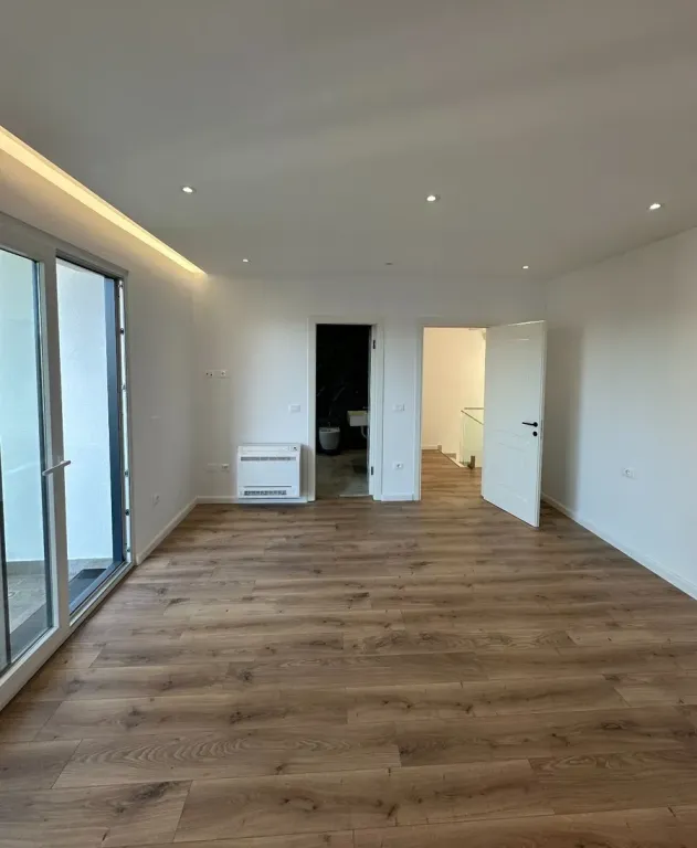 VILLA SU 4 PIANI CON CORTILE IN AFFITTO PRESSO IL COMPLESSO VICINO A TEG